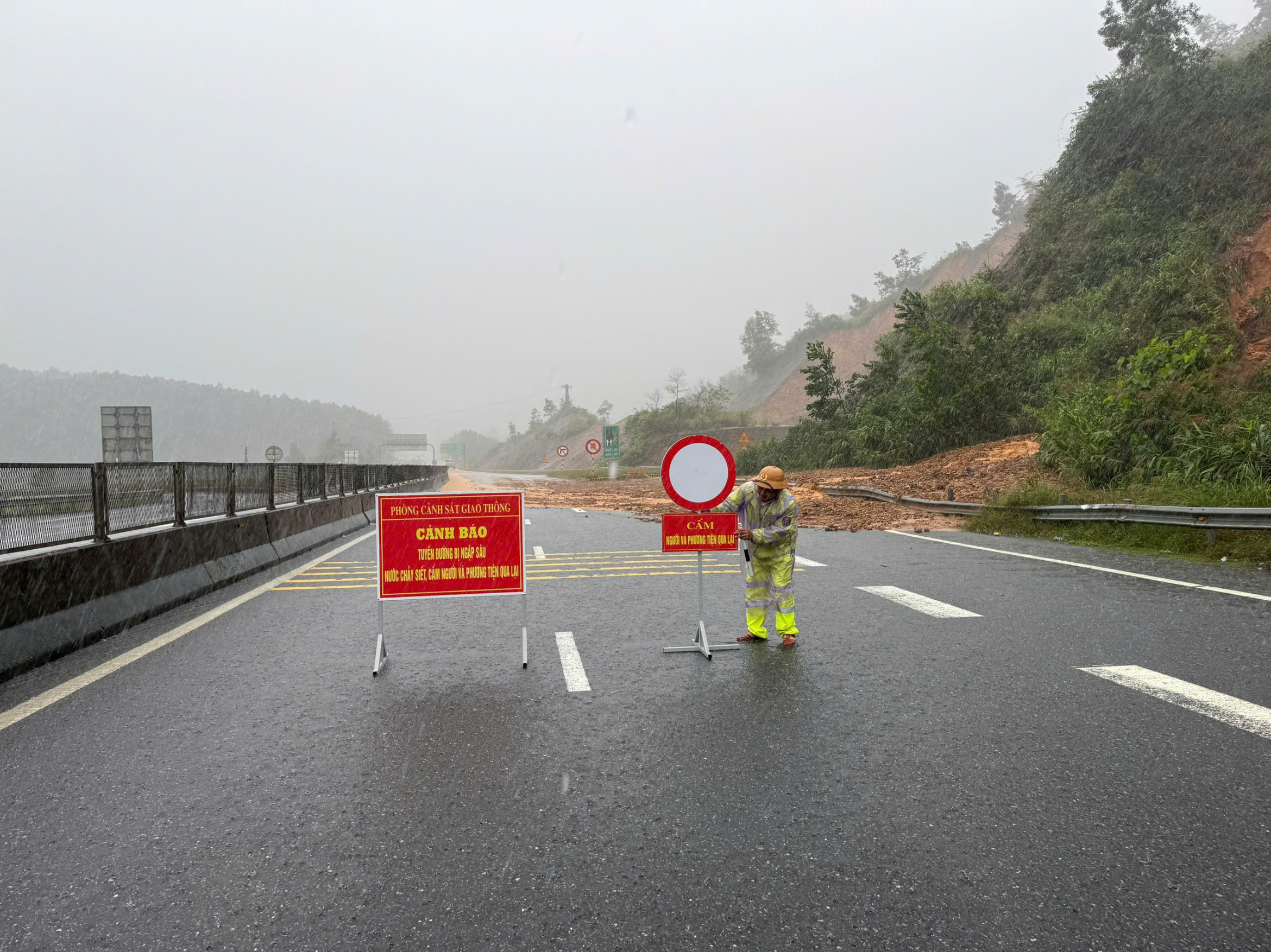 洪水汹涌冲上拉山-绥禄高速公路的恐怖景象